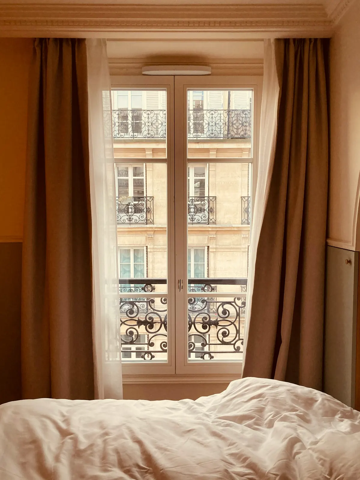 Chambre, porte-fenêtre et balcon en fer forgé