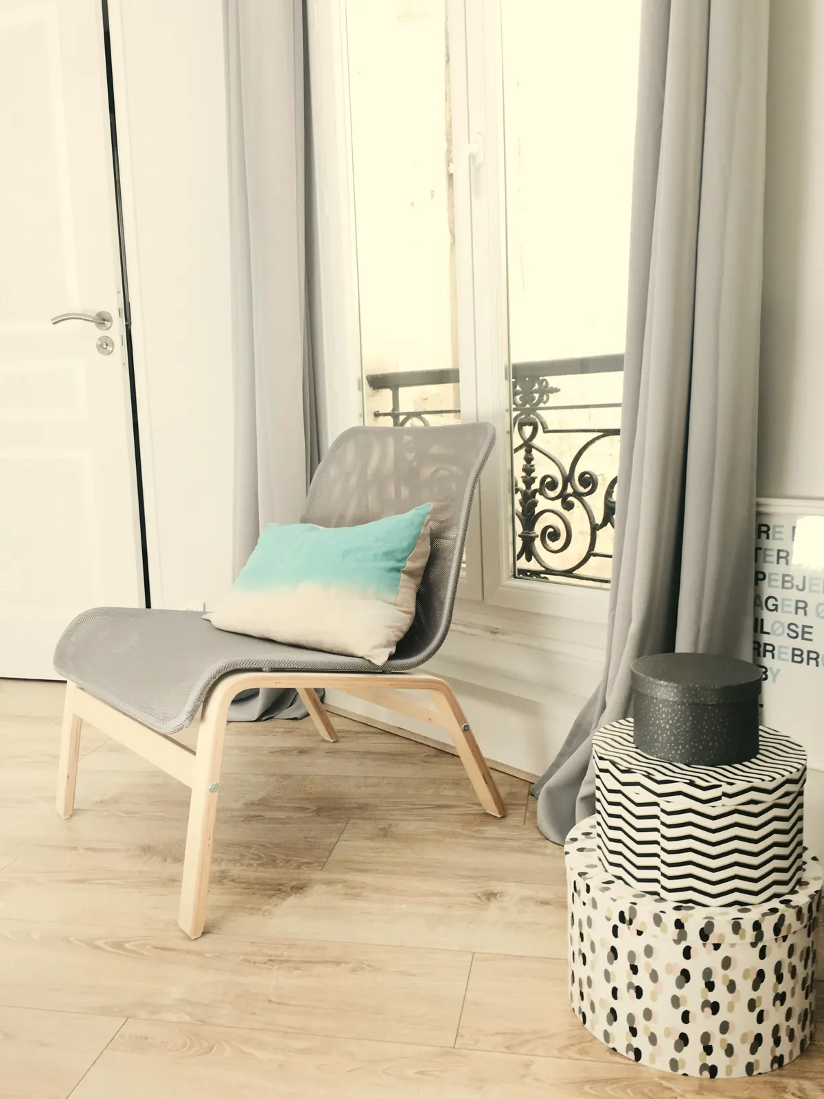 Fauteuil près de la fenêtre
