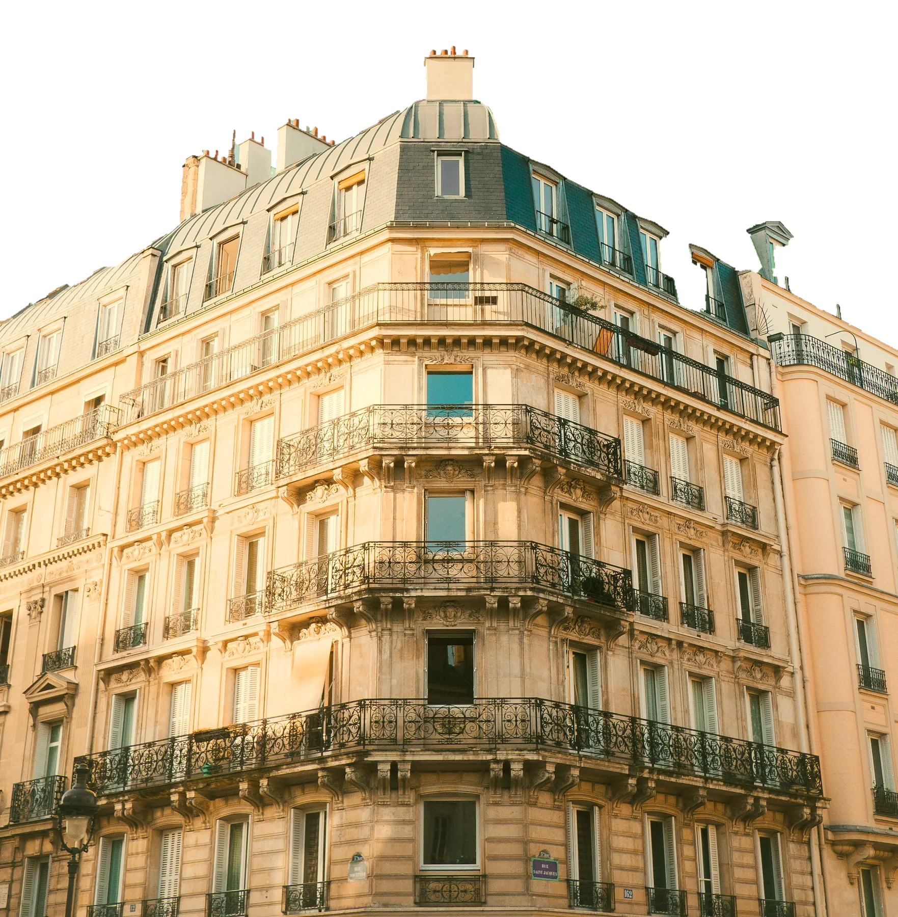 Immeuble haussmannien d'angle au soleil couchant