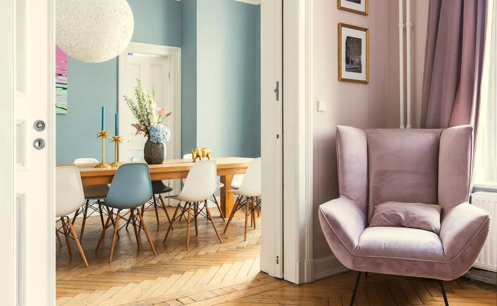 Salle à manger, mur bleu et fauteuil rose