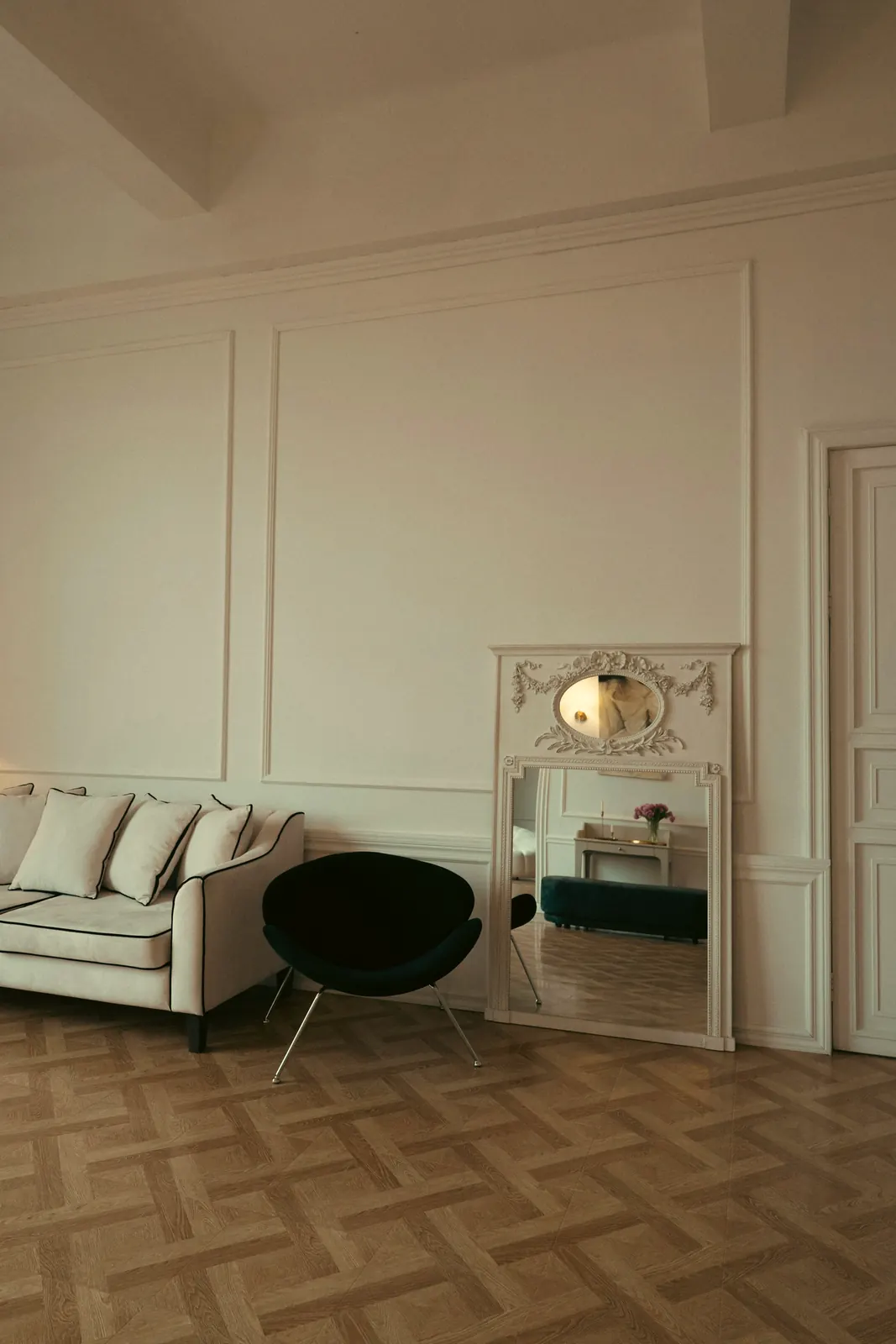 Séjour blanc, moulures et parquet en point de Hongrie